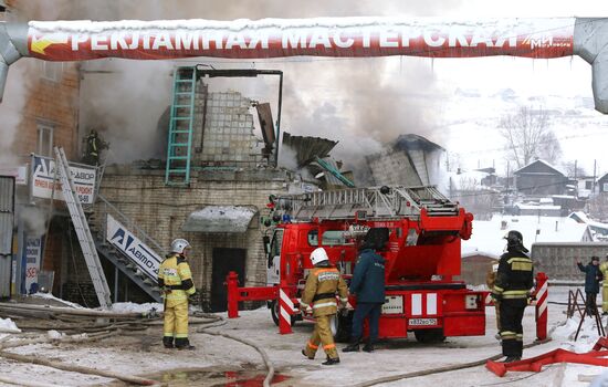 Пожар на складе автозапчастей в Красноярске