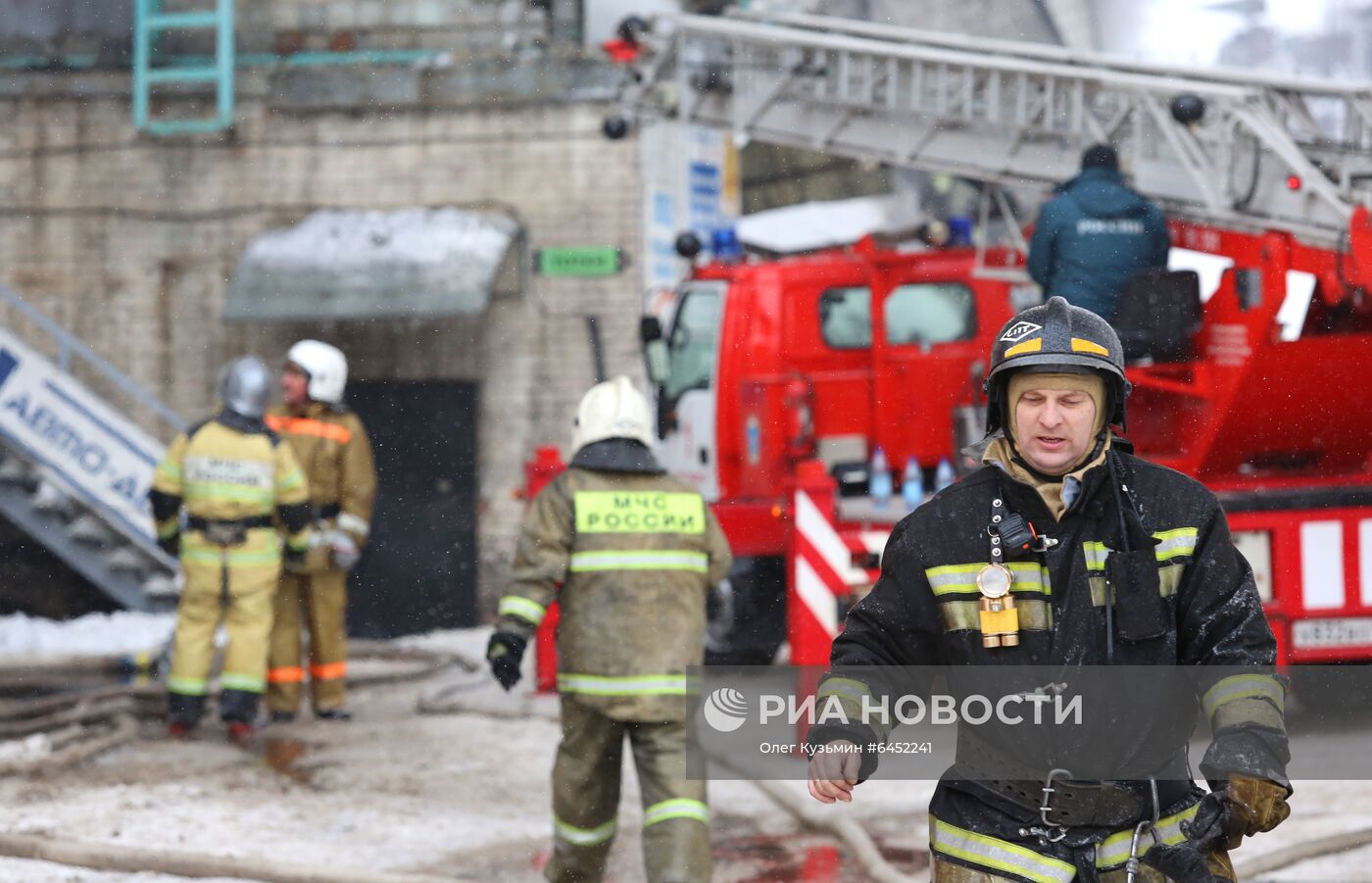 Пожар на складе автозапчастей в Красноярске