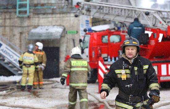 Пожар на складе автозапчастей в Красноярске