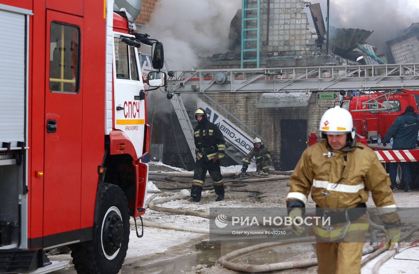 Пожар на складе автозапчастей в Красноярске