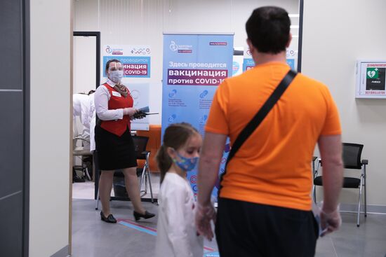 Вакцинация от COVID-19 в торговых центрах Москвы