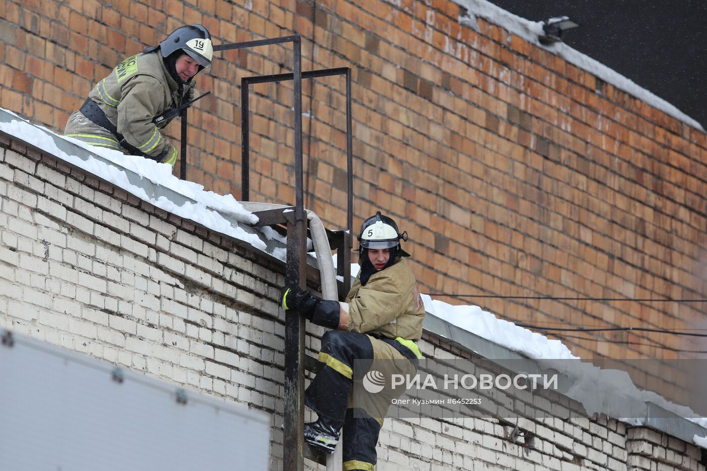 Пожар на складе автозапчастей в Красноярске