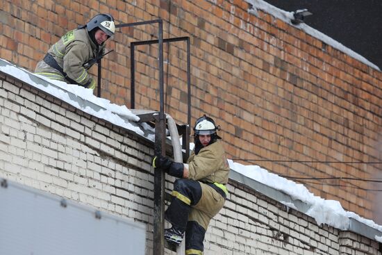 Пожар на складе автозапчастей в Красноярске