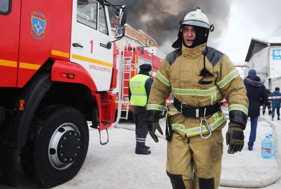 Пожар на складе автозапчастей в Красноярске