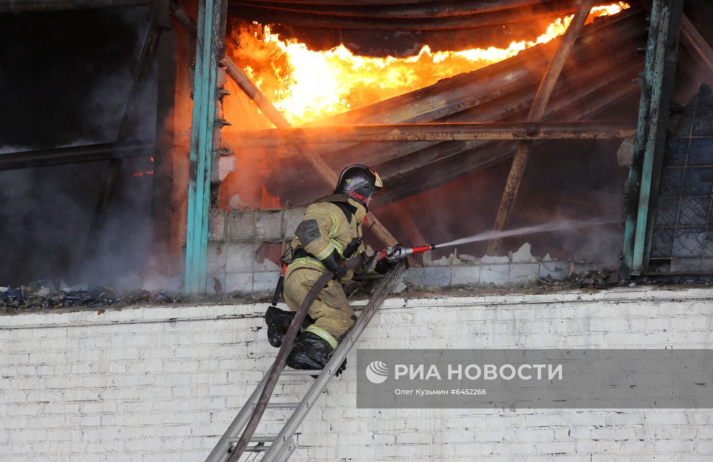 Пожар на складе автозапчастей в Красноярске