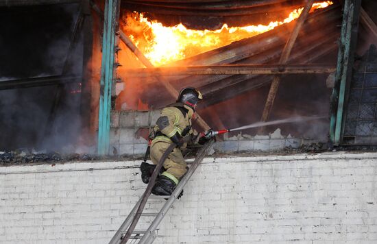 Пожар на складе автозапчастей в Красноярске