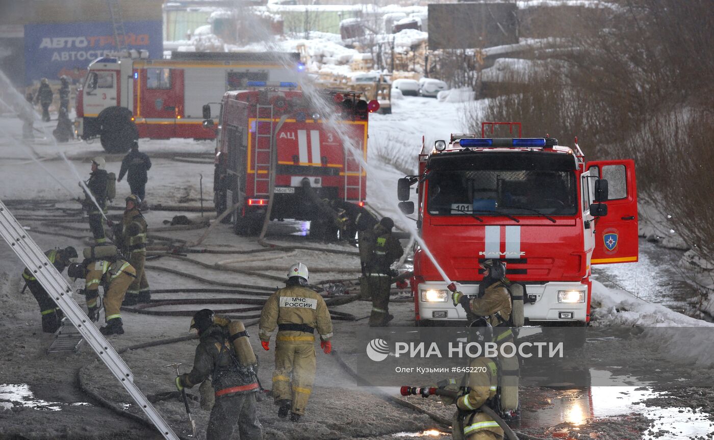 Пожар на складе автозапчастей в Красноярске