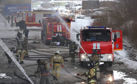 Пожар на складе автозапчастей в Красноярске