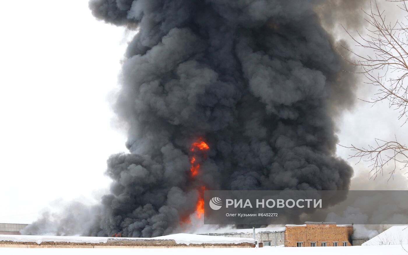 Пожар на складе автозапчастей в Красноярске