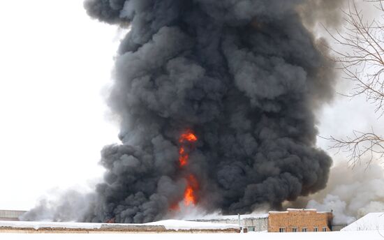 Пожар на складе автозапчастей в Красноярске
