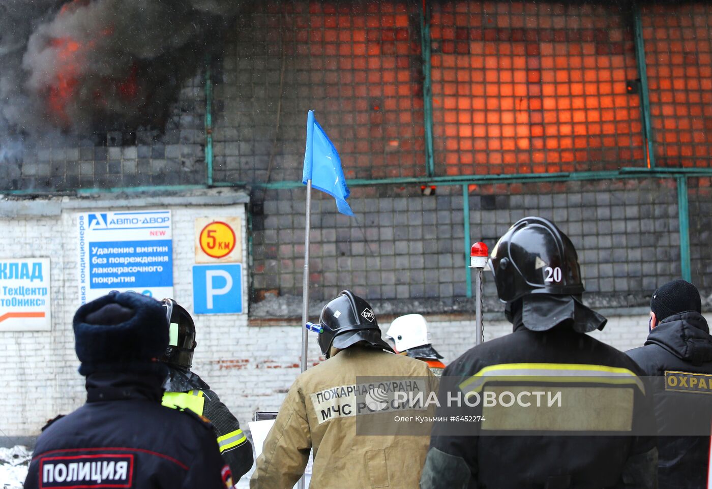 Пожар на складе автозапчастей в Красноярске