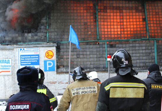 Пожар на складе автозапчастей в Красноярске
