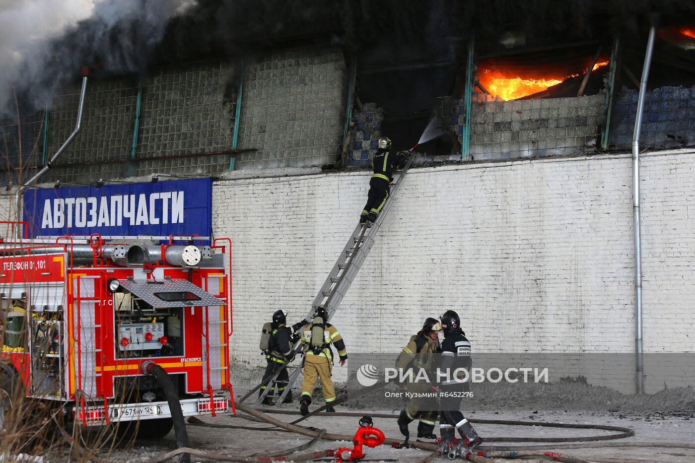 Пожар на складе автозапчастей в Красноярске