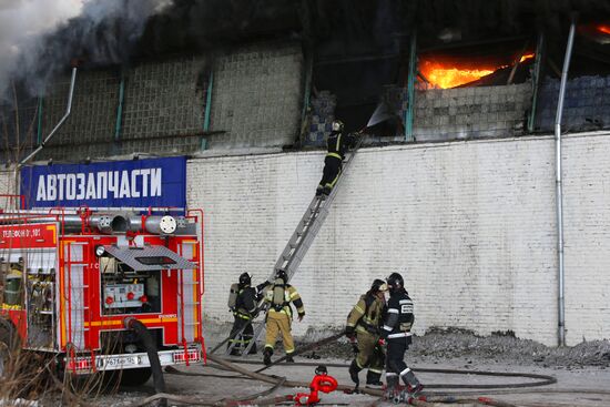 Пожар на складе автозапчастей в Красноярске