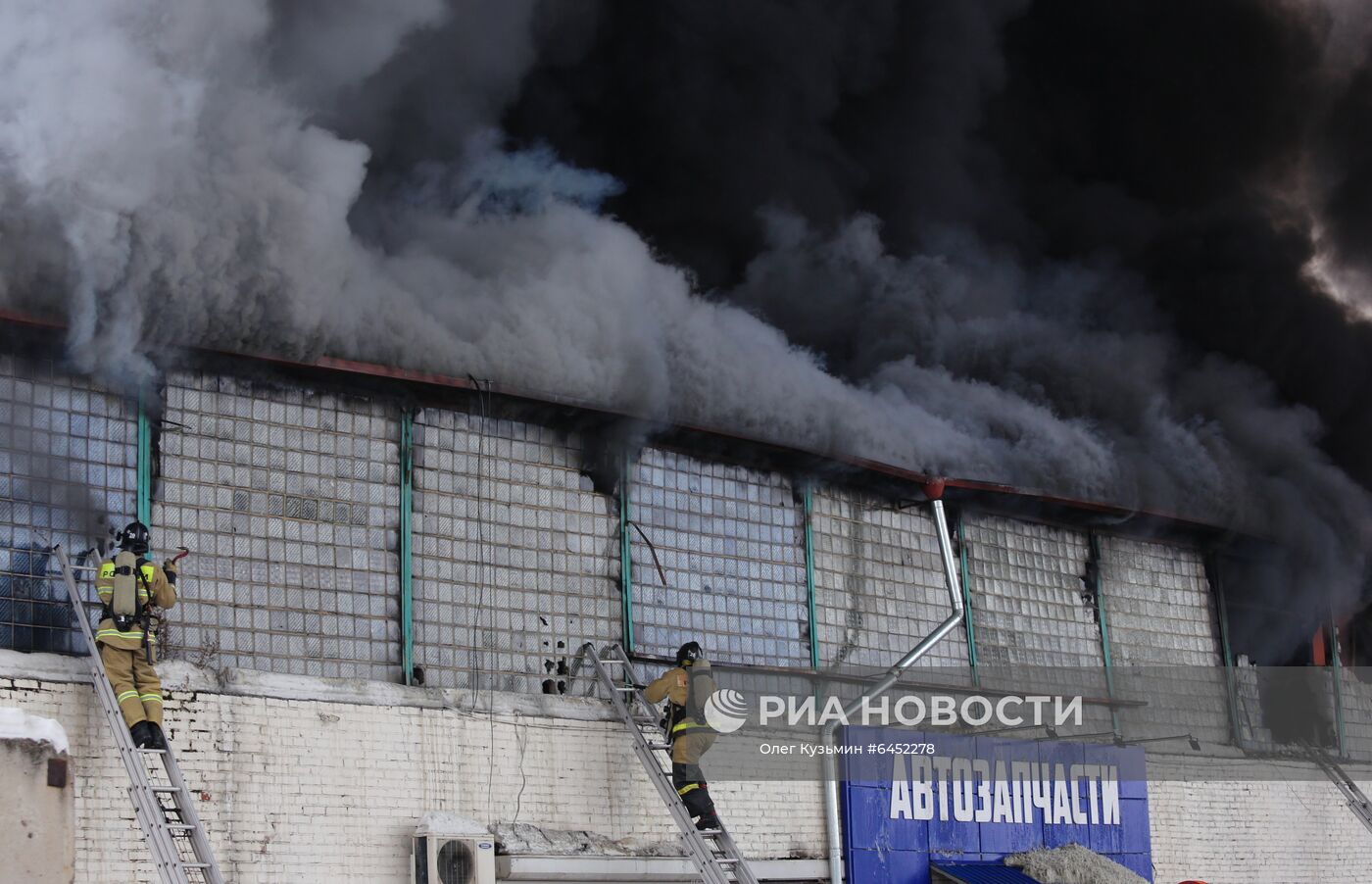 Пожар на складе автозапчастей в Красноярске