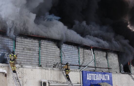 Пожар на складе автозапчастей в Красноярске