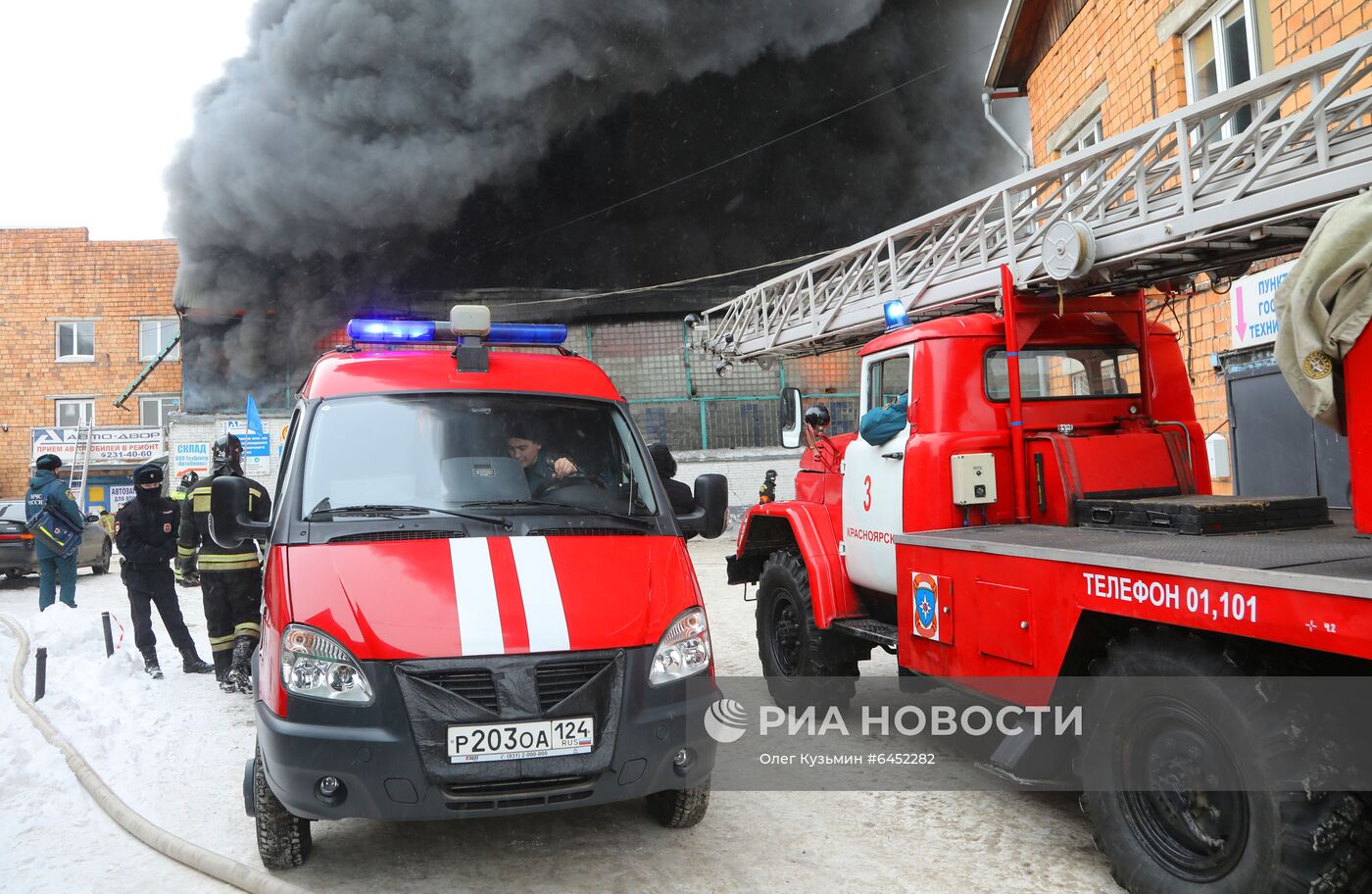 Пожар на складе автозапчастей в Красноярске