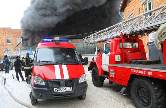 Пожар на складе автозапчастей в Красноярске