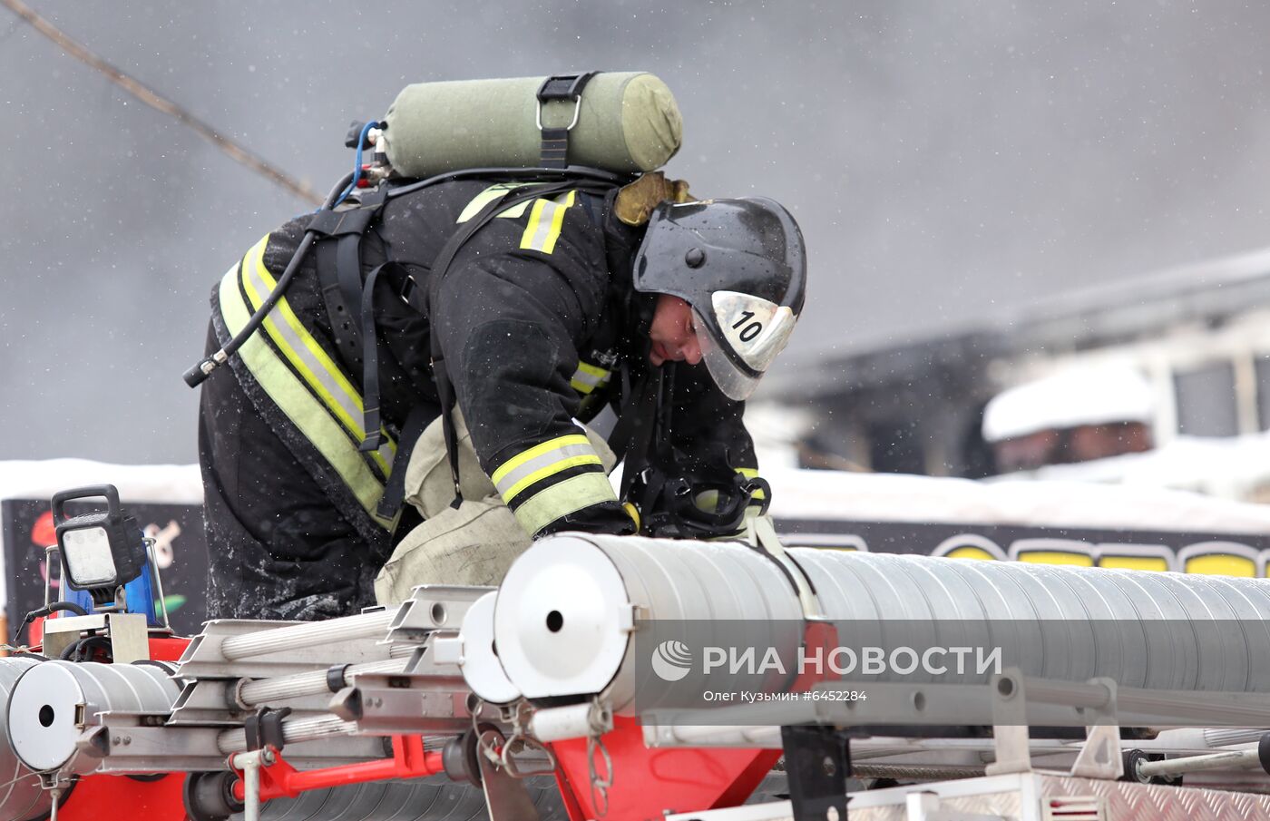 Пожар на складе автозапчастей в Красноярске