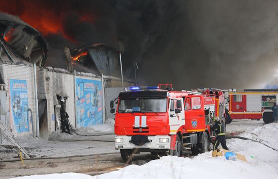 Пожар на складе автозапчастей в Красноярске