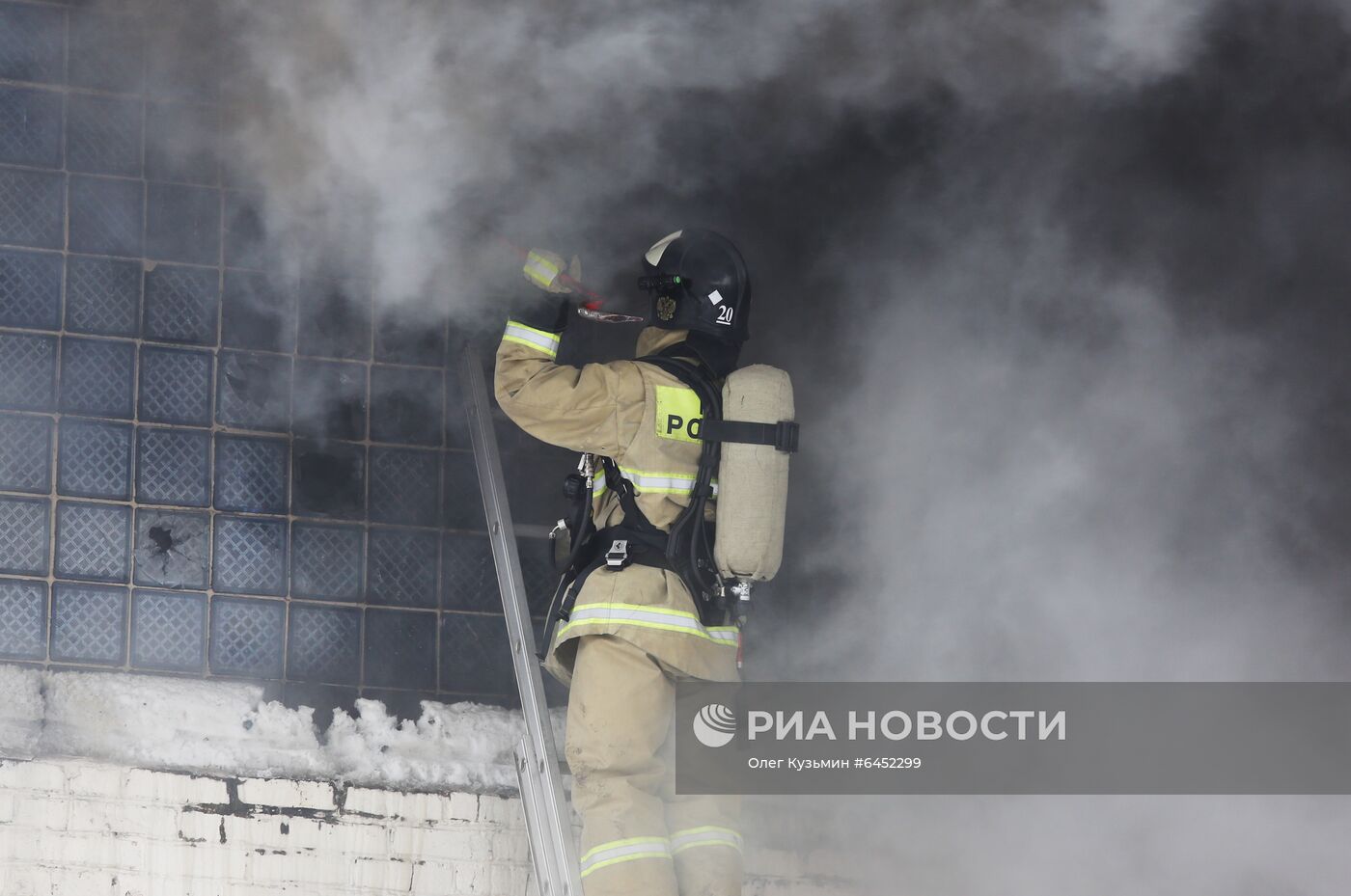 Пожар на складе автозапчастей в Красноярске