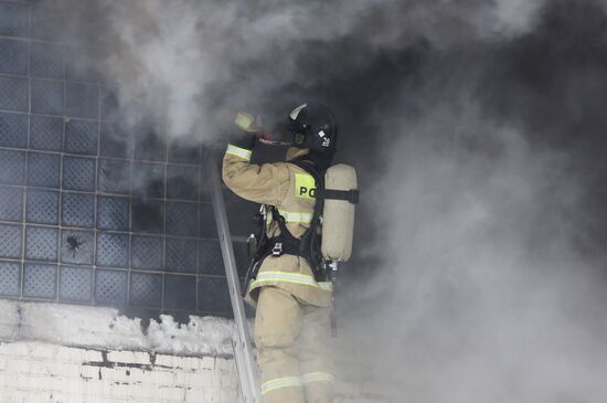 Пожар на складе автозапчастей в Красноярске