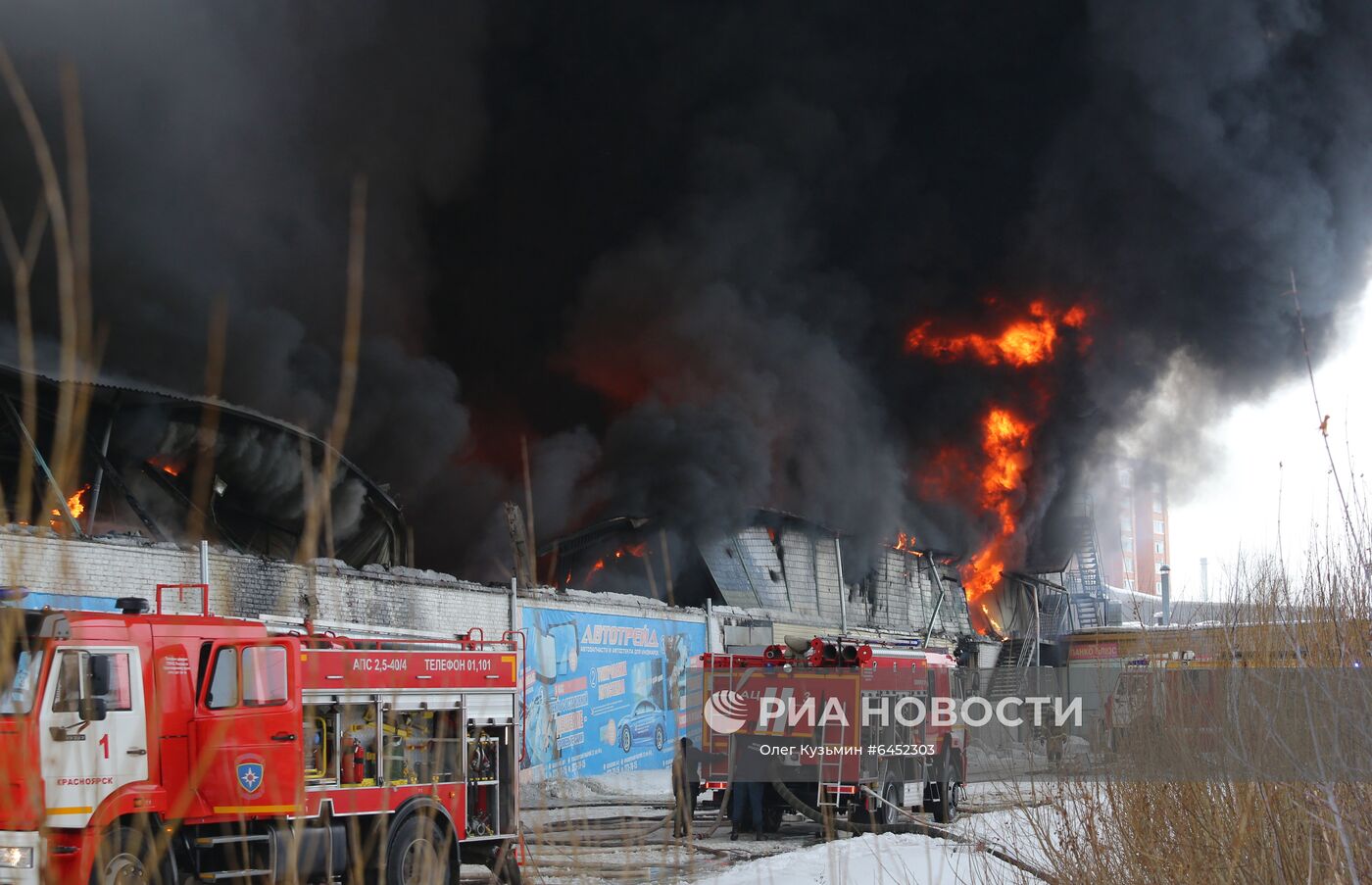 Пожар на складе автозапчастей в Красноярске