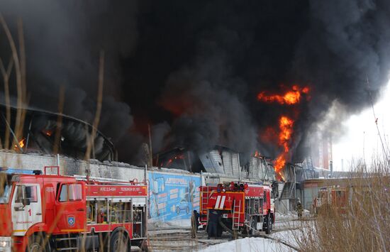 Пожар на складе автозапчастей в Красноярске