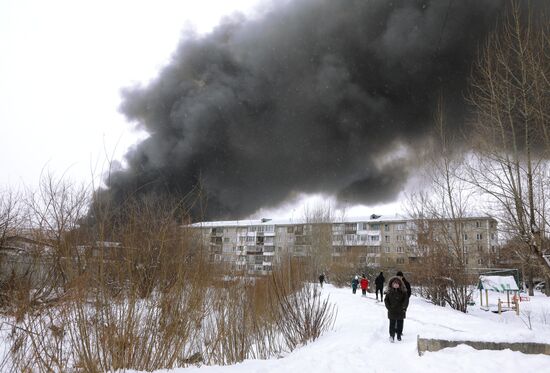 Пожар на складе автозапчастей в Красноярске