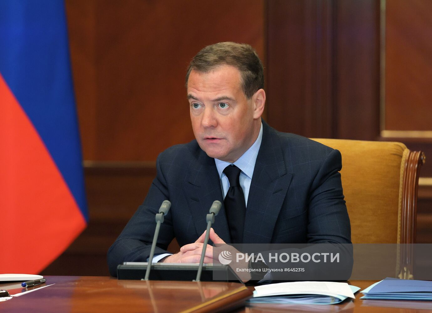 Зампред Совбеза РФ Д. Медведев провел совещание о производстве и внедрении новых вакцин от коронавируса