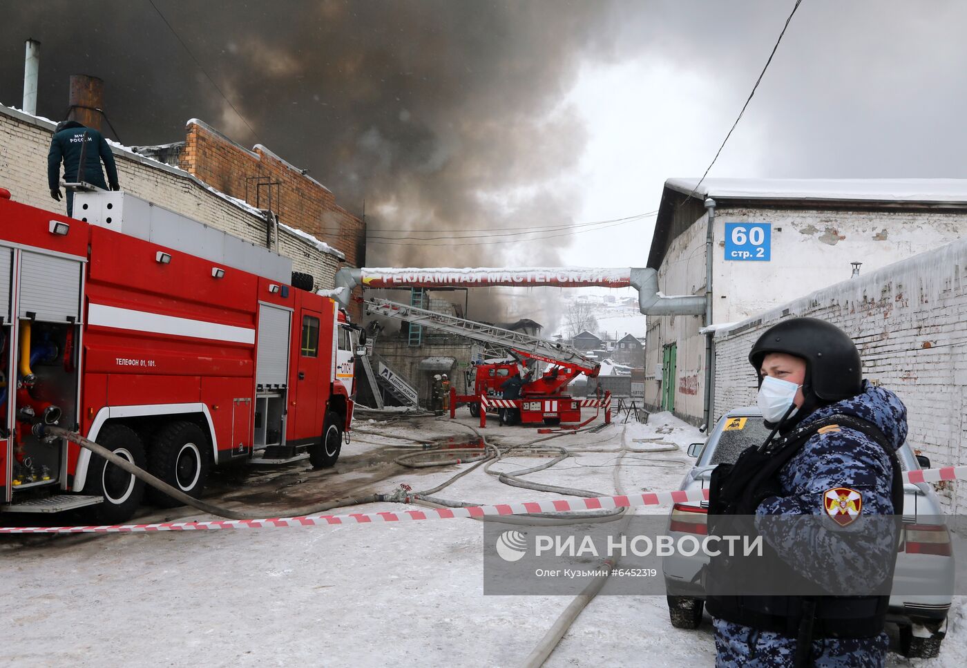 Пожар на складе автозапчастей в Красноярске