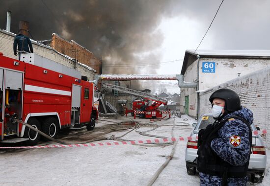 Пожар на складе автозапчастей в Красноярске