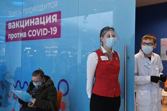 Вакцинация от COVID-19 в торговых центрах Москвы