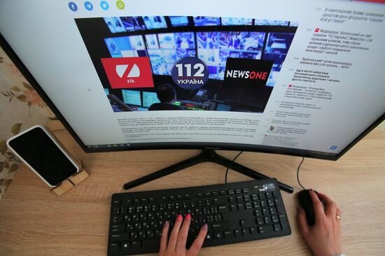 На Украине введены санкции против трех телеканалов