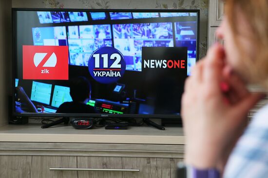 На Украине введены санкции против трех телеканалов