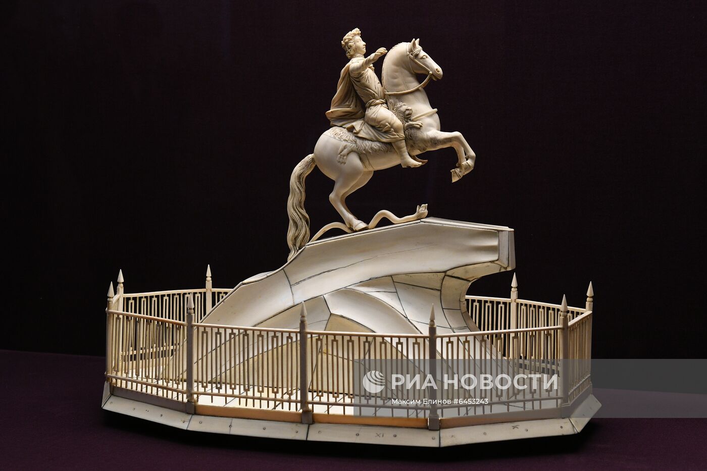 Выставка "Русская резная кость XVIII  XIX веков" в Оружейной палате