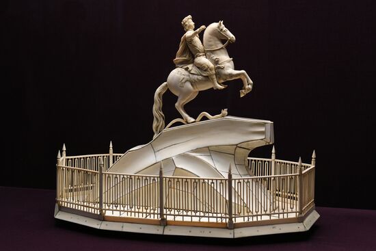 Выставка "Русская резная кость XVIII  XIX веков" в Оружейной палате