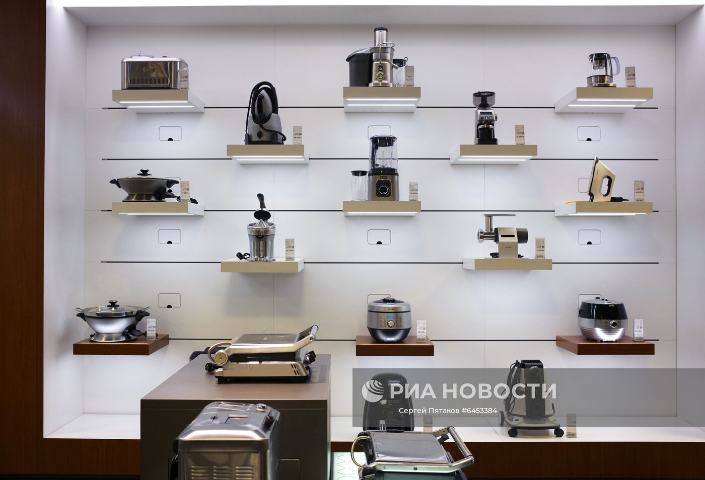 Бытовая техника в магазине бытовой техники и электроники BORK в Москве. Место: Россия, Москва. Автор: Сергей Пятаков/РИА Новости. Продажа бытовой техники в магазинах Москвы