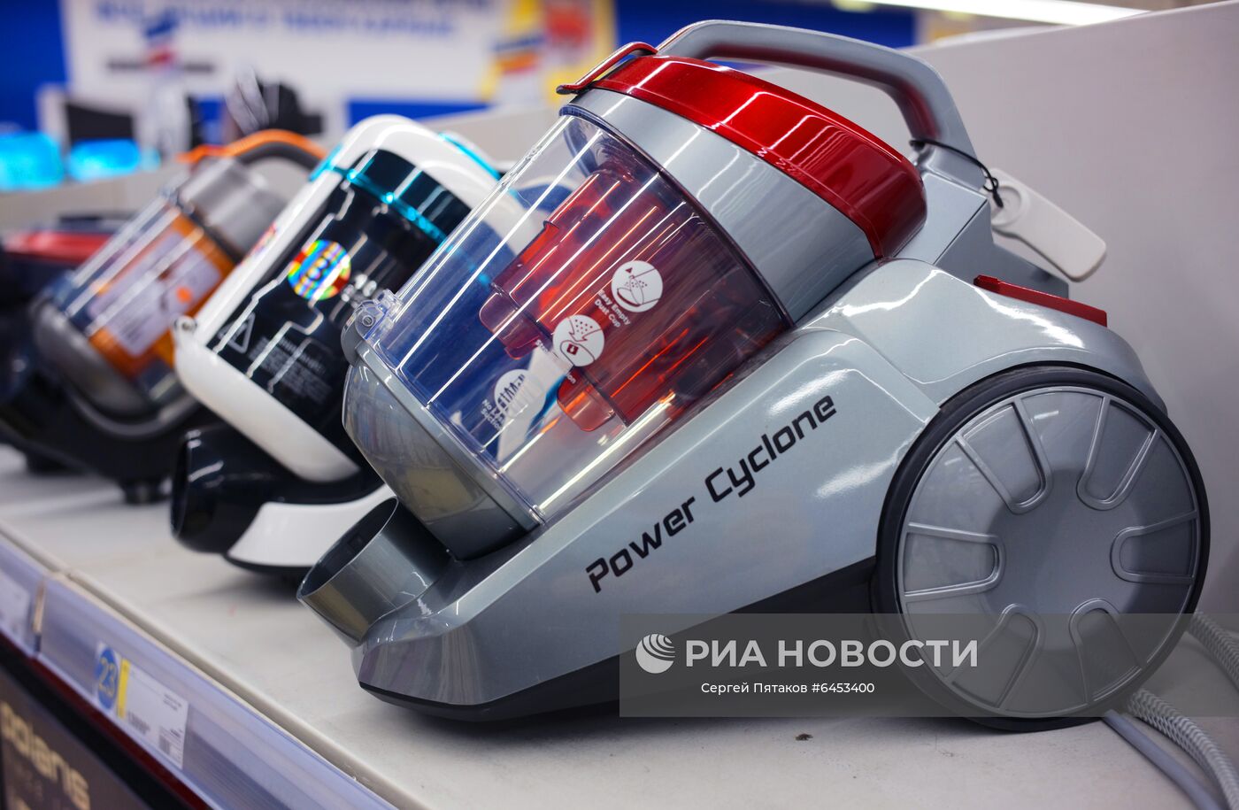 Пылесосы в отделе бытовой техники и электроники магазина METRO в Москве. Место: Россия, Москва. Автор: Сергей Пятаков/РИА Новости. Продажа бытовой техники в магазинах Москвы