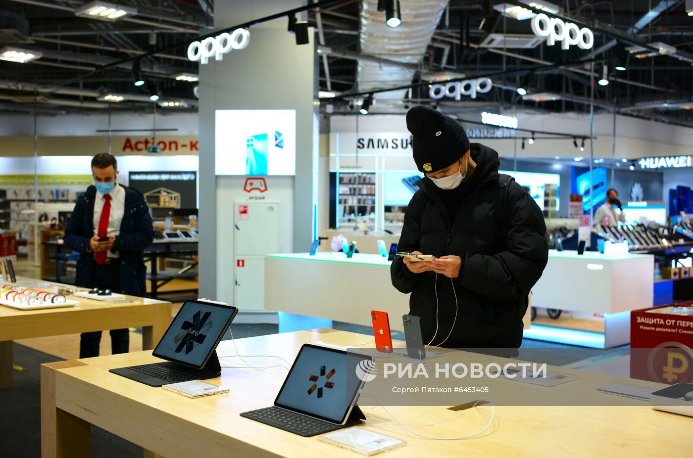 Покупатели в магазине бытовой техники и электроники "М.Видео" в Москве. Место: Россия, Москва. Автор: Сергей Пятаков/РИА Новости. Продажа бытовой техники в магазинах Москвы