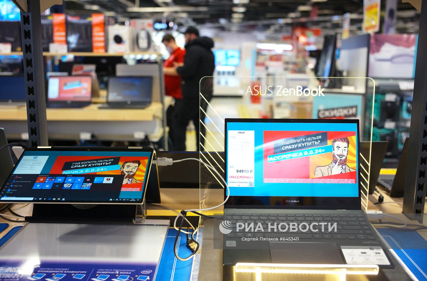 Ноутбуки ZenBook фирмы ASUS в магазине бытовой техники и электроники "М.Видео" в Москве. Место: Россия, Москва. Автор: Сергей Пятаков/РИА Новости. Продажа бытовой техники в магазинах Москвы