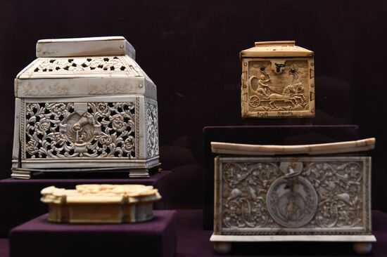 Выставка "Русская резная кость XVIII  XIX веков" в Оружейной палате