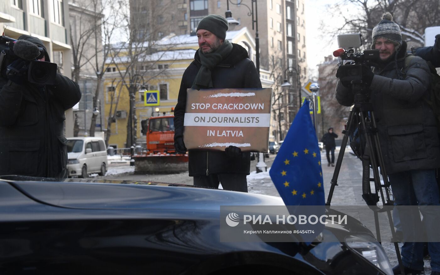 Одиночный пикет в защиту российских журналистов в Латвии