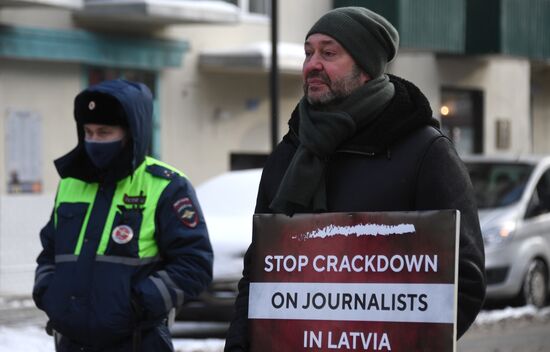 Одиночный пикет в защиту российских журналистов в Латвии