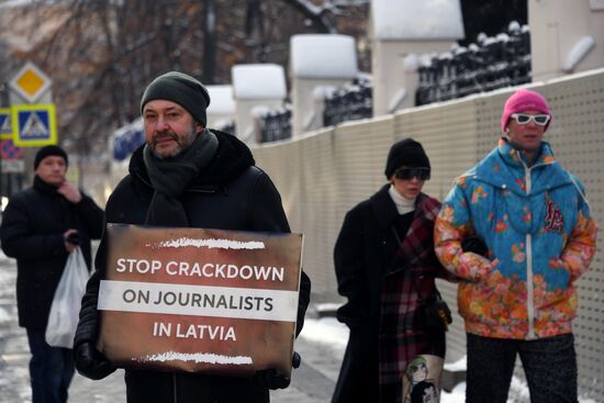 Одиночный пикет в защиту российских журналистов в Латвии