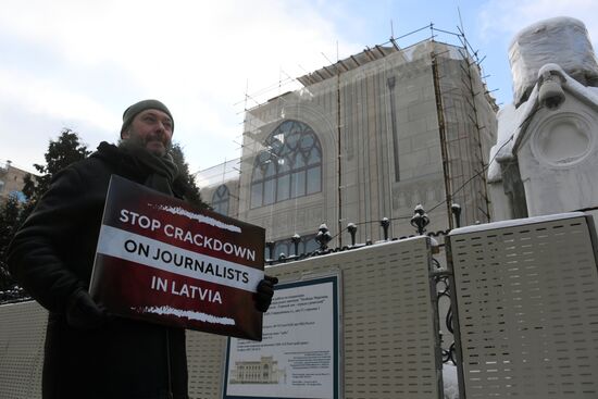 Одиночный пикет в защиту российских журналистов в Латвии