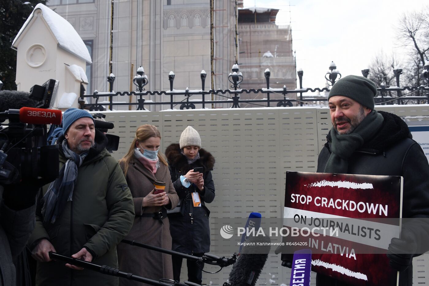 Одиночный пикет в защиту российских журналистов в Латвии