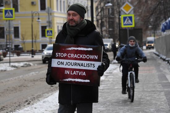 Одиночный пикет в защиту российских журналистов в Латвии