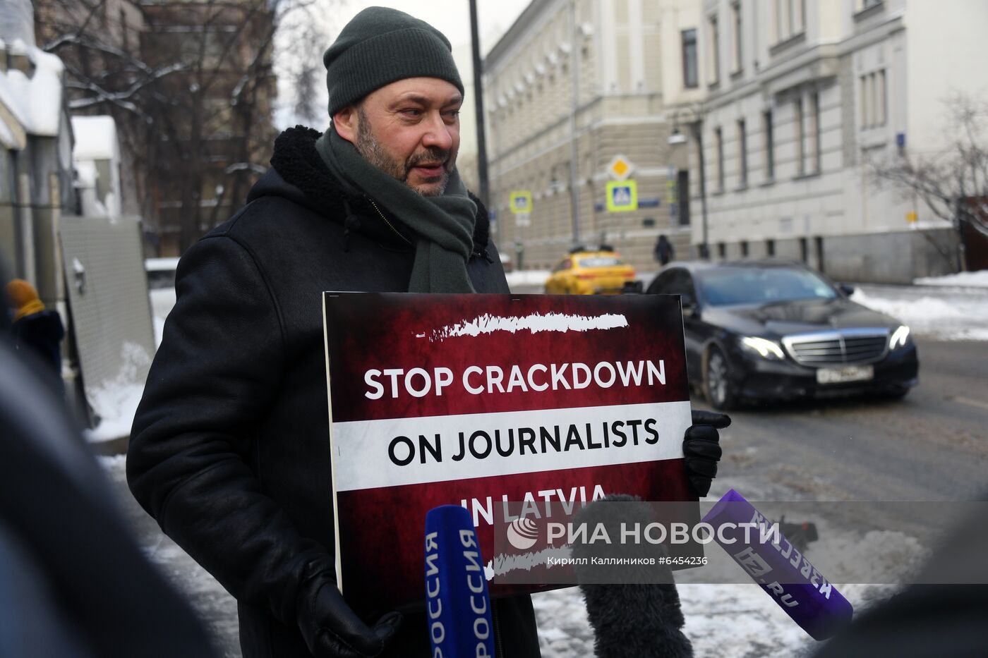 Одиночный пикет в защиту российских журналистов в Латвии