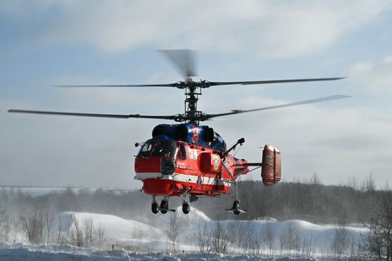 Тренировка спасателей с участием нового пожарного вертолета Ка-32А11ВС